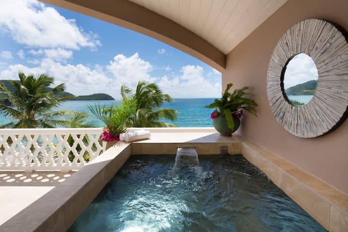 Terrace with a pool overlooking the ocean in Curtain Bluffs